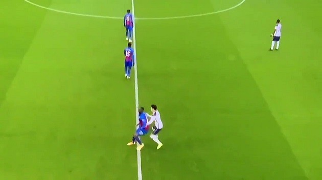 Crystal Palace 1-1 Tottenham: Benteke and Son tussle after forgetting to take a knee - Bóng Đá