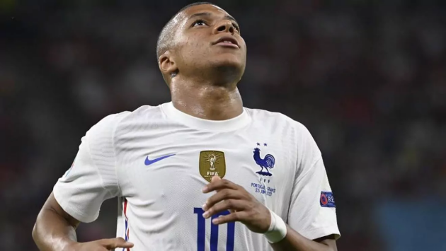 PSG consider giant offer to tempt Mbappe to stay - Bóng Đá