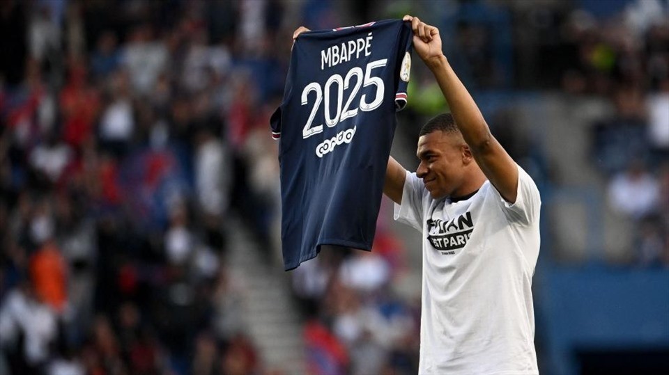 CĐV Real Madrid tấn công Mbappe - Bóng Đá