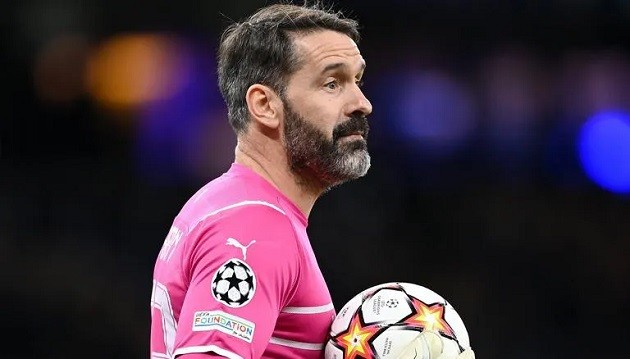 Manchester City goalkeeper Carson makes Champions League history with first appearance since 2005 - Bóng Đá