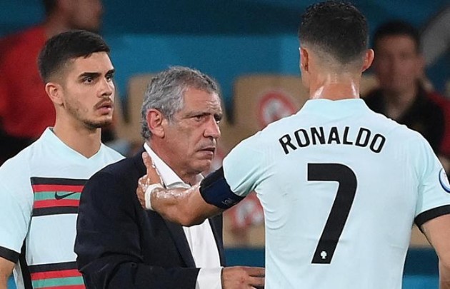 Ronaldo thể hiện ra sao trong ngày BĐN chia tay EURO? - Bóng Đá