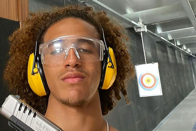 Sợ Ten Hag, sao M.U xóa ảnh chụp với súng - Bóng Đá