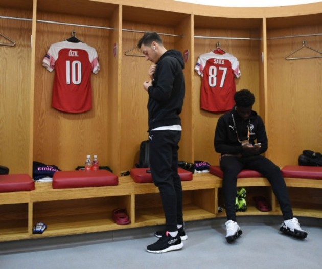 Mesut Ozil sends message to former Arsenal team-mate Bukayo Saka over Euro 2020 penalty miss and racist abuse - Bóng Đá