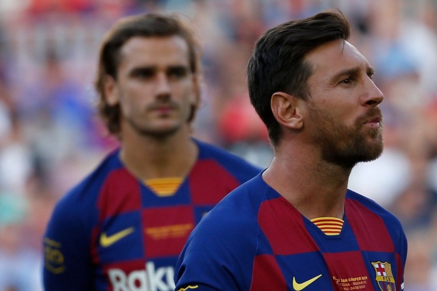 Barca fan surround Grizi car and demand respect for Messi - Bóng Đá
