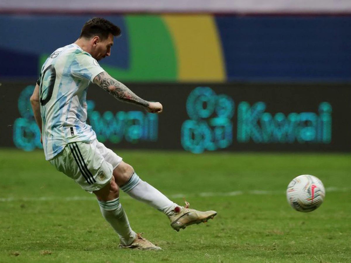 Messi cũng phải ôm cảm ơn người hùng từng bị Arsenal hắt hủi - Bóng Đá