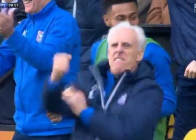 10 pha ăn mừng gây tranh cãi nhất thế giới: Suarez có mặt; Chính trị can thiệp - Bóng Đá