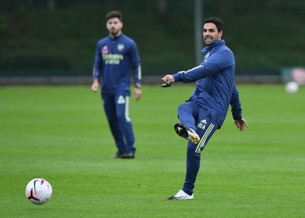 Arsenal tập luyện, CĐV bấn loạn vì hai trợ lý trẻ trung của Mikel Arteta - Bóng Đá