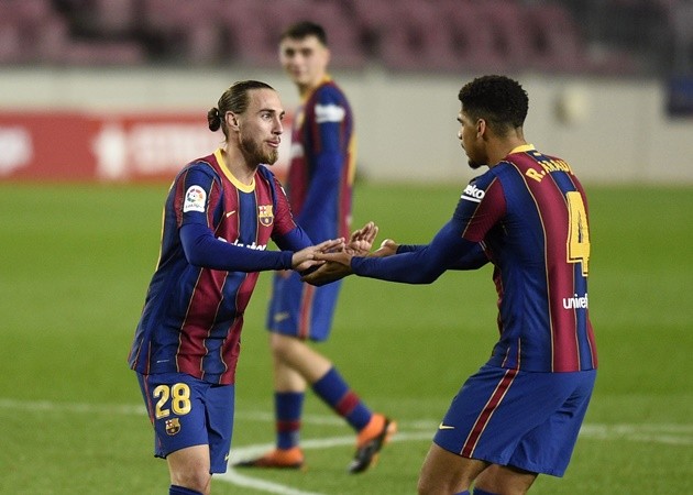 10 con số đặc biệt trận Barca 4-1 Huesca: 'Vị thánh' Lionel Messi - Bóng Đá