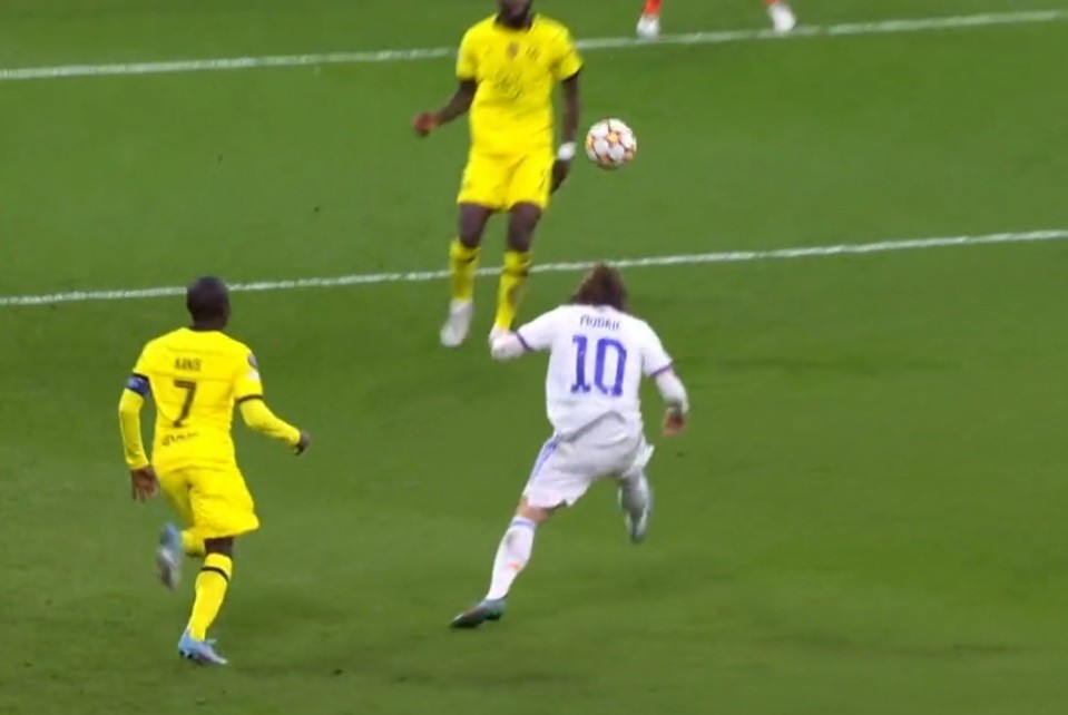 Kante phạm 2 lỗi dẫn tới bàn thua của Chelsea - Bóng Đá