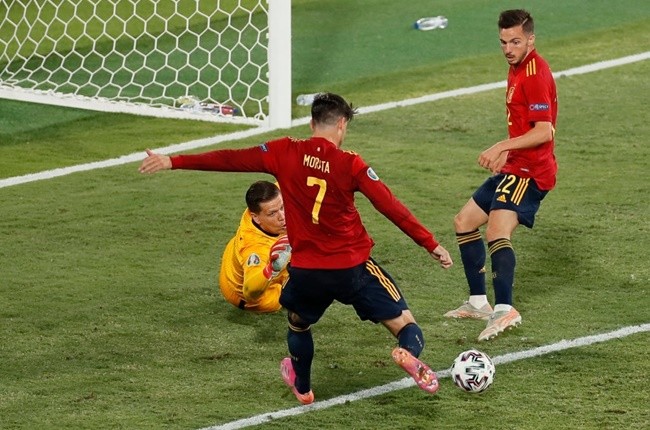 Người cũ Arsenal phì phèo thuốc lá trước giờ đấu Tây Ban Nha - Bóng Đá