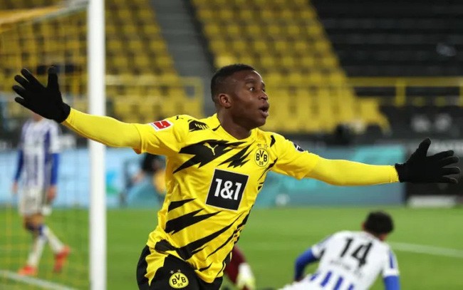 Video: Dortmund 16-year-old Youssoufa Moukoko scores brilliant solo goal to seal victory over Hertha - Bóng Đá