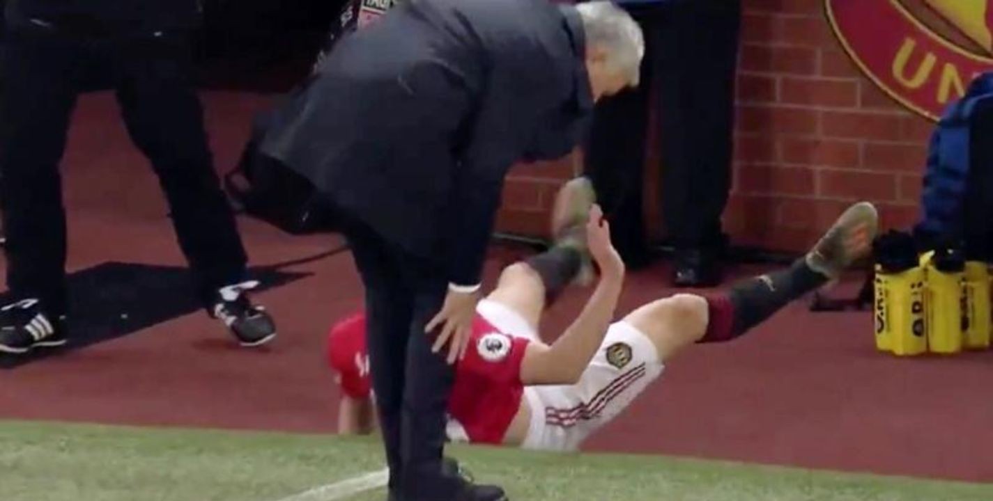 ẢNH Daniel James tông vào Mourinho - Bóng Đá