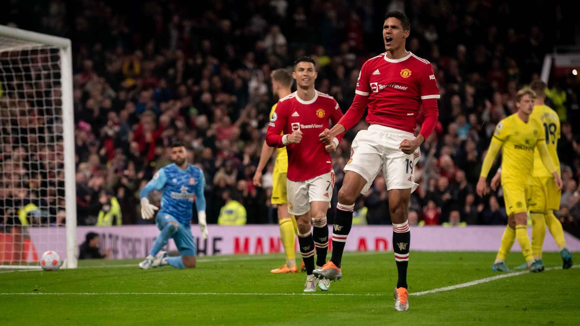 Ronaldo xô McTominay để tiện thực hiện cú tắc bóng chất lượng - Bóng Đá