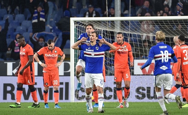 10 khoảnh khắc ấn tượng trên sân cỏ Serie A vào đêm qua: Ánh mắt gầm ghè của Ribery - Bóng Đá