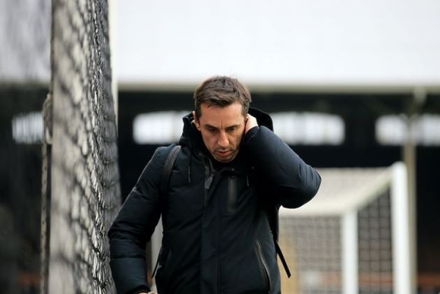 Gary Neville thinks Man United should try beat Liverpool to Thiago - Bóng Đá