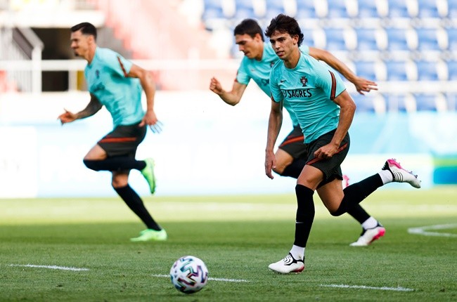 Ronaldo hóa trẻ con, Pepe chỉ còn biết cười trừ - Bóng Đá