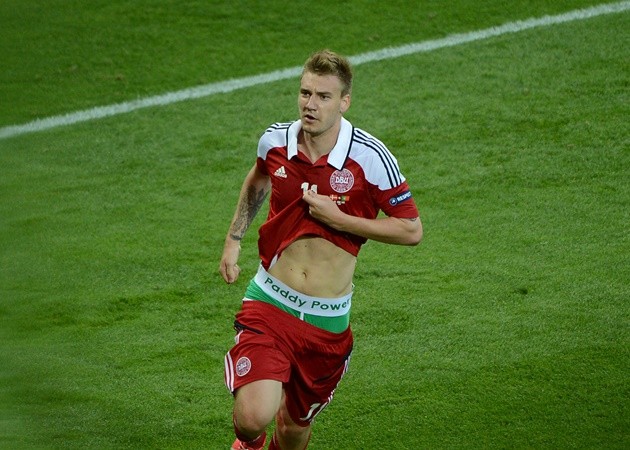 10 pha ăn mừng gây tranh cãi nhất thế giới: Suarez có mặt; Chính trị can thiệp - Bóng Đá