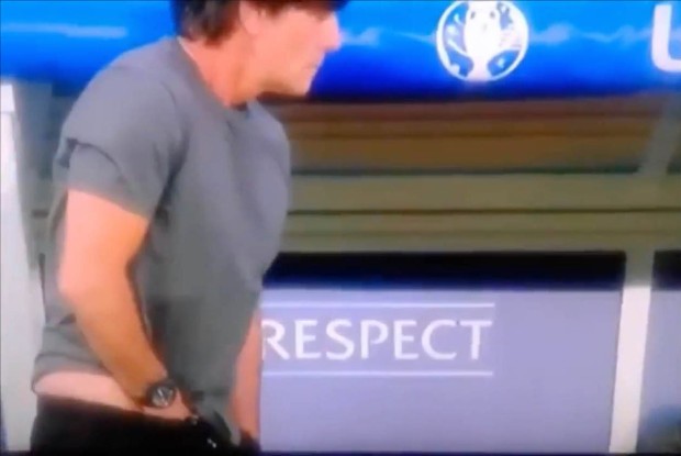 HLV Joachim Low chia tay EURO bằng hành động... ăn gỉ mũi - Bóng Đá