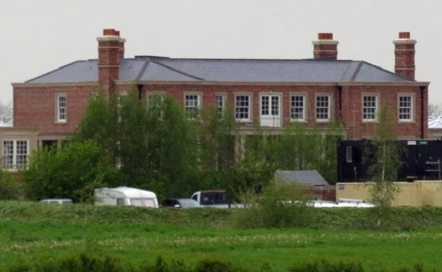 WAYNE'S HAVANA LAUGH Wayne Rooney building luxury whisky and cigar room in £20million mansion - Bóng Đá