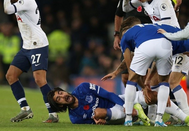 Manuel Lanzini suffers horror shoulder injury as West Ham ace leaves stadium in an ambulance - Bóng Đá