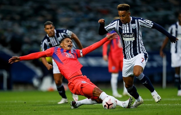 Thiago Silva watches Chelsea beat Krasnodar from home in leg recovery trousers… after family bowling trip on day off - Bóng Đá