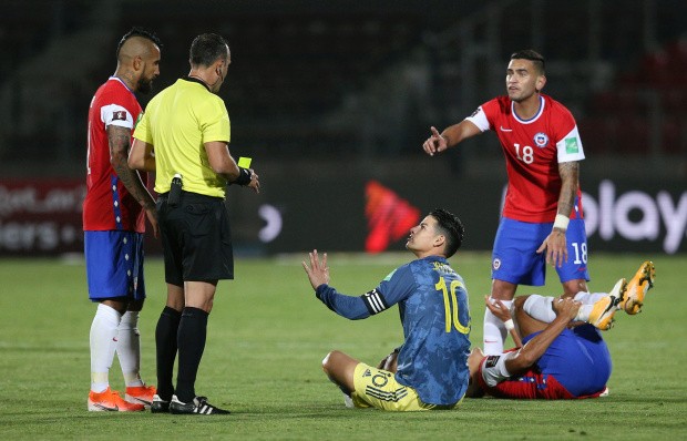 SỐC! James Rodriguez thoát thẻ đỏ sau cú đạp triệt hạ Alexis Sanchez - Bóng Đá