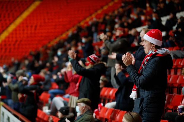 Lần đầu tiên sau 8 tháng, khán giả đã có mặt trên khắp SVĐ nước Anh - Bóng Đá