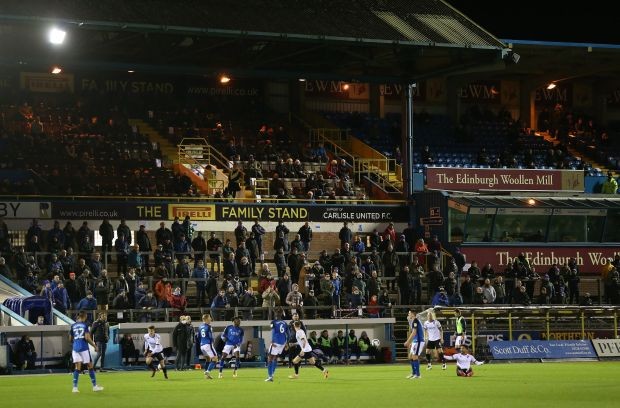 Lần đầu tiên sau 8 tháng, khán giả đã có mặt trên khắp SVĐ nước Anh - Bóng Đá