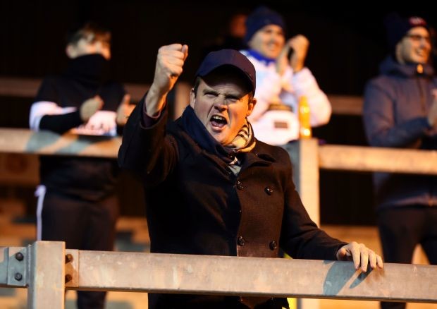 Lần đầu tiên sau 8 tháng, khán giả đã có mặt trên khắp SVĐ nước Anh - Bóng Đá