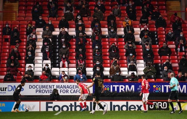 Lần đầu tiên sau 8 tháng, khán giả đã có mặt trên khắp SVĐ nước Anh - Bóng Đá