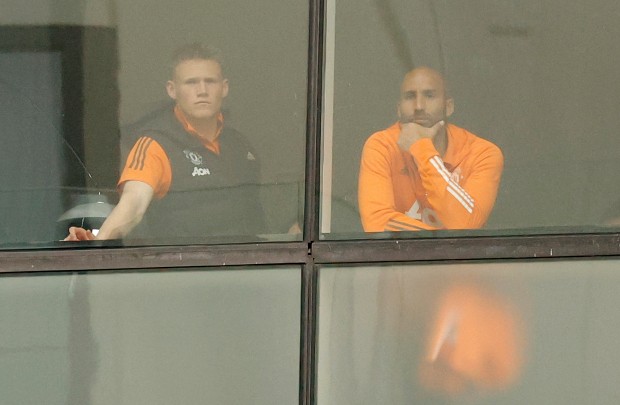 Cảnh sát phải hộ tống cả đội Man Utd rời khỏi nơi đóng quân - Bóng Đá