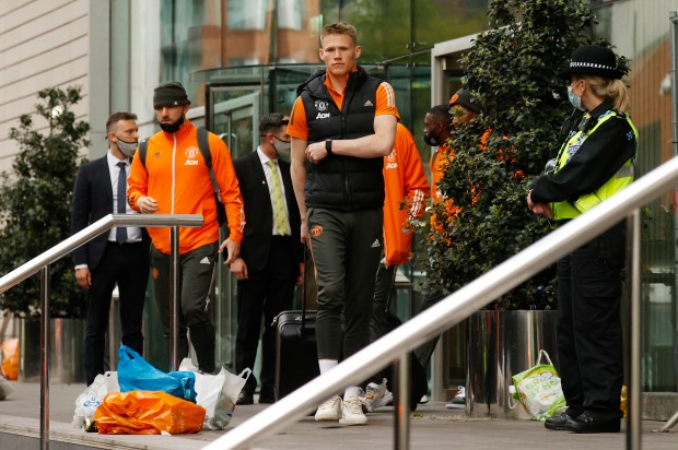 Cảnh sát phải hộ tống cả đội Man Utd rời khỏi nơi đóng quân - Bóng Đá