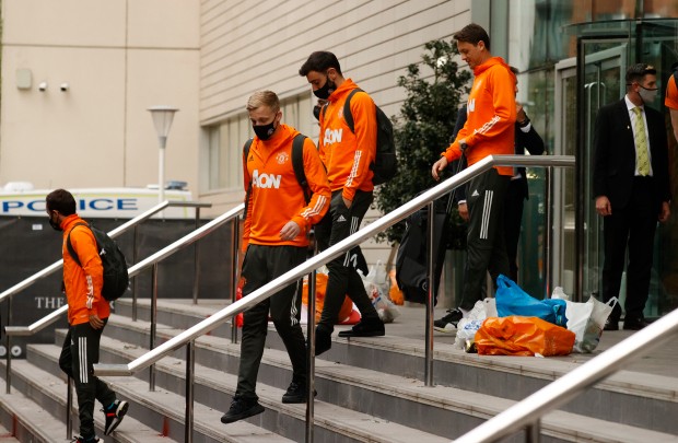 Cảnh sát phải hộ tống cả đội Man Utd rời khỏi nơi đóng quân - Bóng Đá