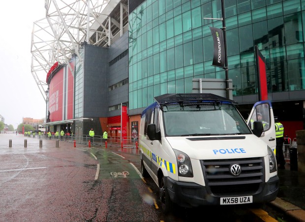 Hình ảnh điên rồ xuất hiện tại Old Trafford - Bóng Đá