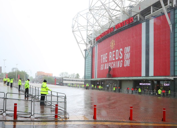 Hình ảnh điên rồ xuất hiện tại Old Trafford - Bóng Đá