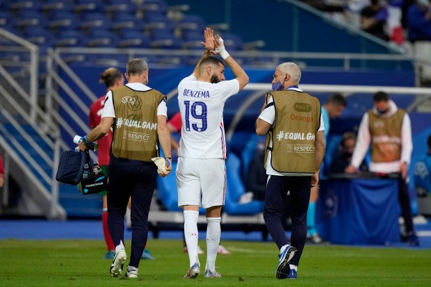 France suffer huge Karim Benzema injury scare as recalled Real Madrid striker forced off one week before Germany opener - Bóng Đá
