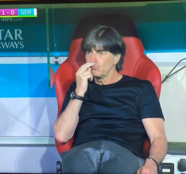 HLV Joachim Low chia tay EURO bằng hành động... ăn gỉ mũi - Bóng Đá