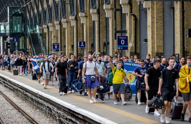 CĐV Scotland quậy tưng bừng London trước đại chiến tuyển Anh - Bóng Đá