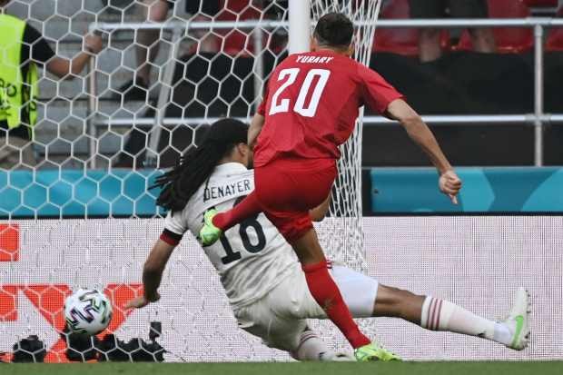 Cầu thủ và CĐV trận Đan Mạch - Bỉ có hành động ý nghĩa dành cho Eriksen - Bóng Đá