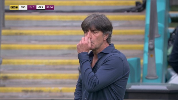 HLV Joachim Low chia tay EURO bằng hành động... ăn gỉ mũi - Bóng Đá
