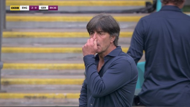 HLV Joachim Low chia tay EURO bằng hành động... ăn gỉ mũi - Bóng Đá
