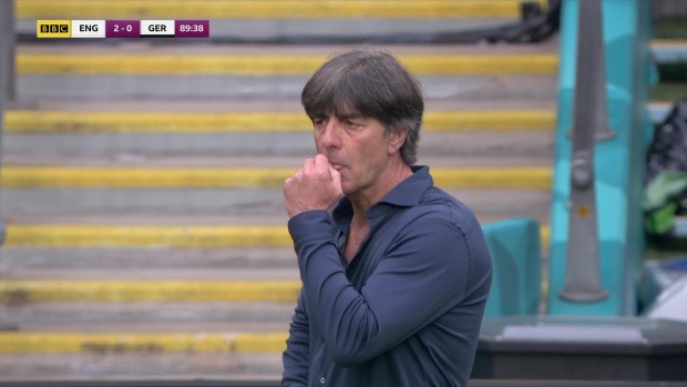 HLV Joachim Low chia tay EURO bằng hành động... ăn gỉ mũi - Bóng Đá
