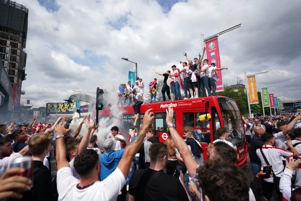 Người đẹp và pháo sáng xuất hiện trước chung kết EURO 2020 - Bóng Đá