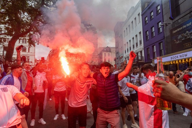 Người đẹp và pháo sáng xuất hiện trước chung kết EURO 2020 - Bóng Đá