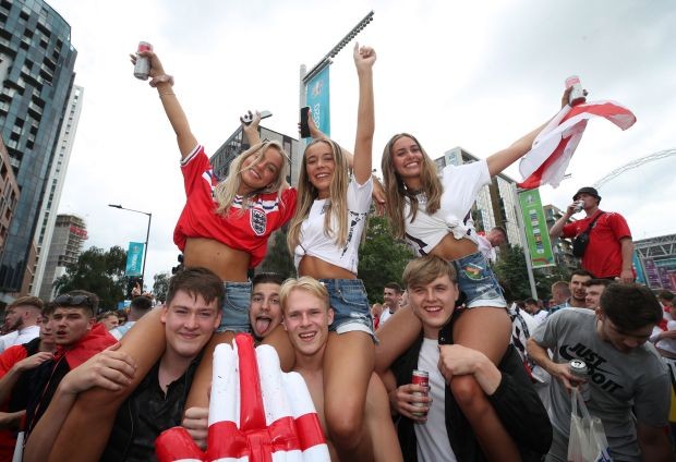 Người đẹp và pháo sáng xuất hiện trước chung kết EURO 2020 - Bóng Đá