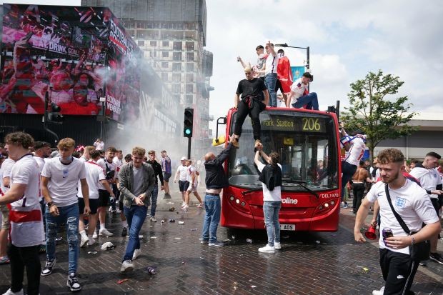 Người đẹp và pháo sáng xuất hiện trước chung kết EURO 2020 - Bóng Đá