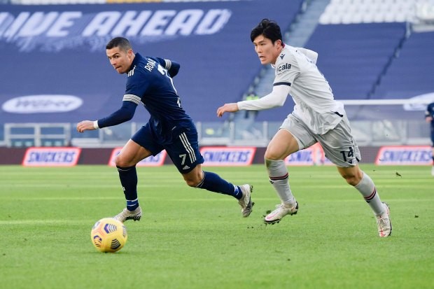 Arsenal fans reckon Takehiro Tomiyasu is ‘better than Ronaldo’ as clip of him tackling Man Utd star in Serie A emerges - Bóng Đá