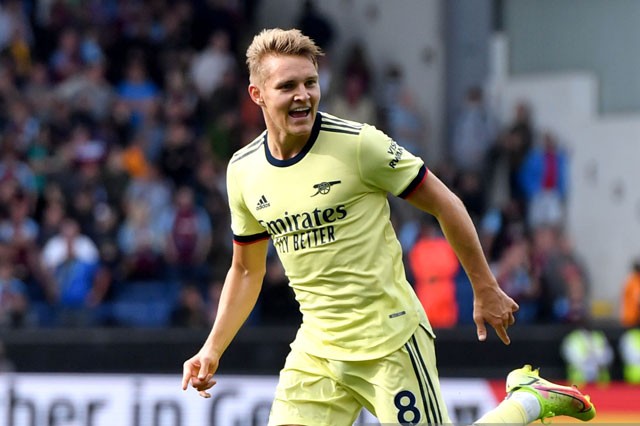 Cú sút phạt thành bàn của Odegaard đã gián tiếp đưa Granit Xhaka lên ghế dự bị - Bóng Đá