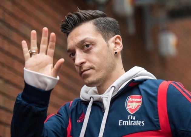 ‘Ozil won’t play another game despite Gunnersaurus stunt’ – Parlour predicts the end for Arsenal midfielder - Bóng Đá