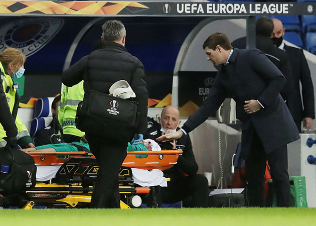 SỐC! 'Tung cước' kinh hoàng, học trò của Gerrard khiến đối thủ đổ máu - Bóng Đá